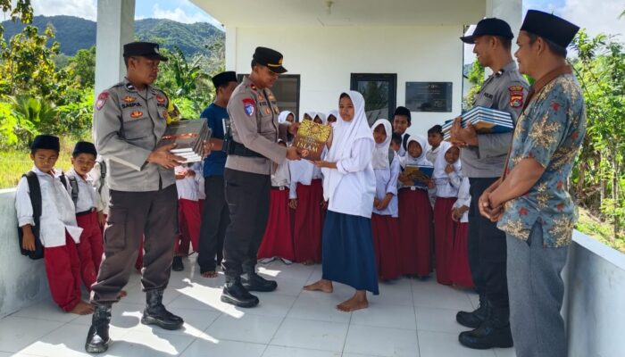 Polres Lombok Barat Turun Langsung ke Dusun Terpencil, Dorong Budaya Literasi Lewat Bantuan Buku Berkualitas