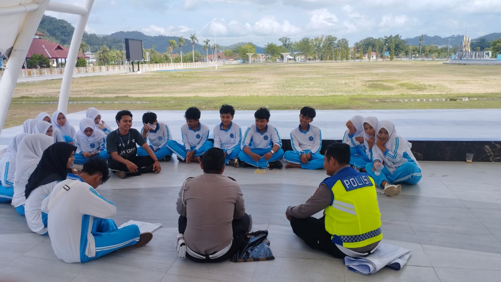 Sat Lantas Polres Lombok Barat Ajak Pelajar Tertib Berlalu Lintas